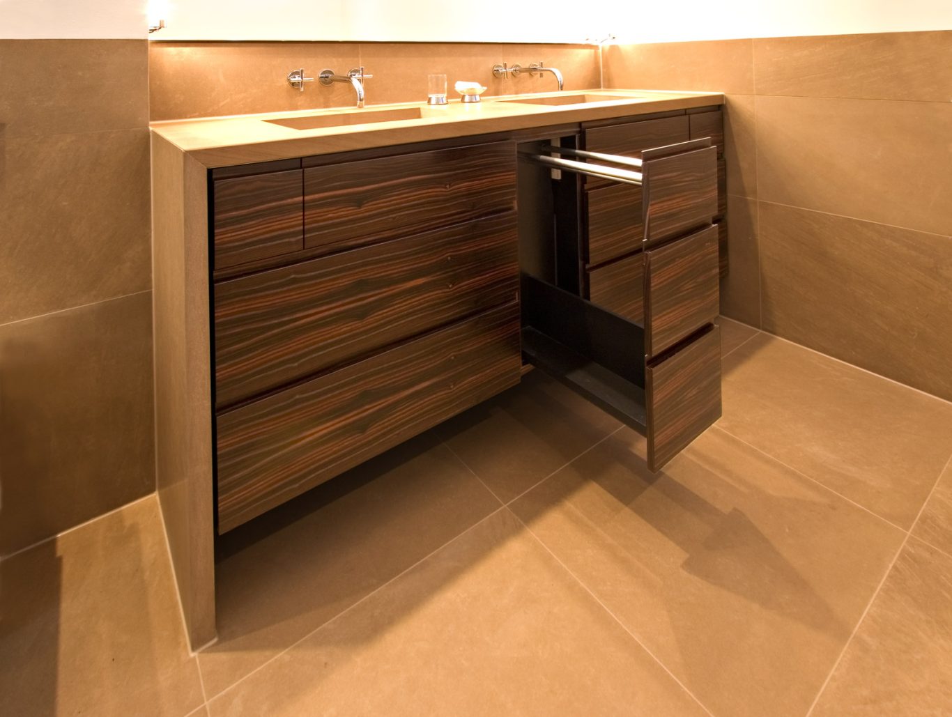 Badmöbel Makassar / Naturstein