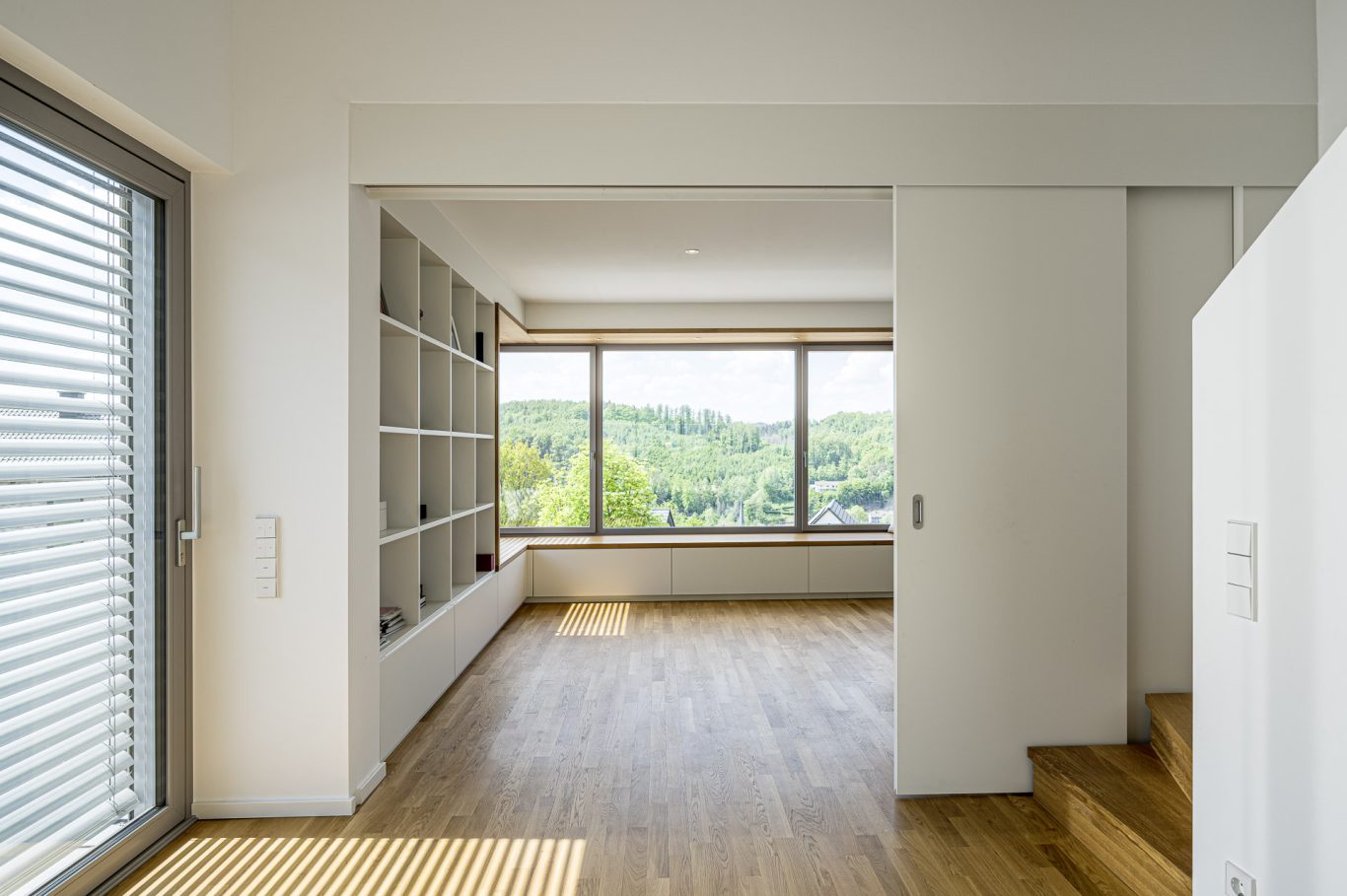 Wohnraumregal mit Sitzfenster